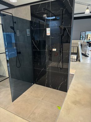 Badkamer inspiratie - met Hoogglans vloertegel Marmerlook Carrara Black Nero Marquina NR74 en Betonlook tegels Betonlook Merci licht grijs R26