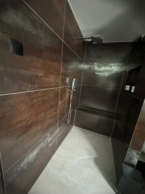 RBTegels Winactie - badkamer gemaakt met vloertegels 60x120 Metallook Mettallica A111 en Vloertegel 60x120 marmerlook Ferrolbosco beige R70