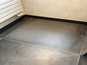 Vloertegel 100x100 cm Betonlook grijs CC1 geplaatst op de vloer