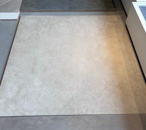 Vloertegel Betonlook Carn taupe G48 - in onze showroom (2)