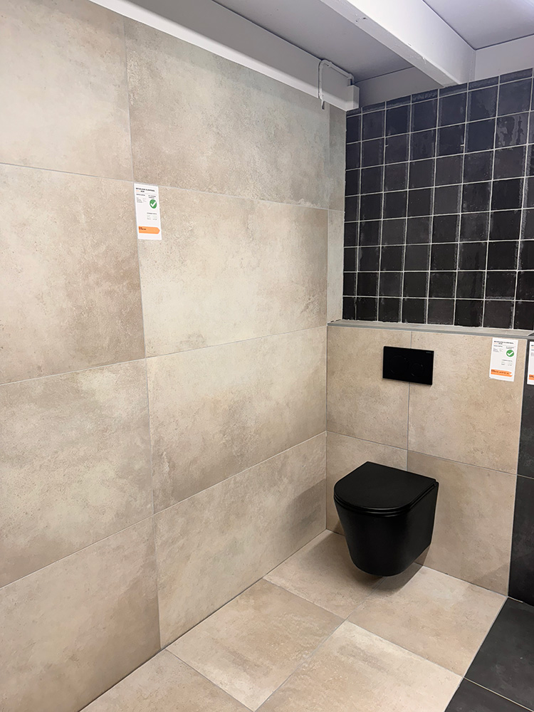 Vloertegel Betonlook beige DC91 in combinatie met Wandtegels APE Souk Square Black A132- toilet inspiratie in onze showroom